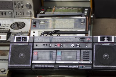 Rusya, Moskova, 28 Temmuz 2018. Merkezi piyasa. Eski Kaset Kaydedici Panasonic ve radyo. Retro teknolojisi.