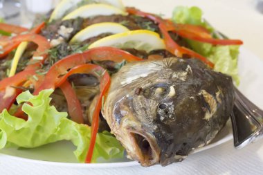 Paketin üst kısmında altı yumurta yakın çekim. Yumurtalı tepsi