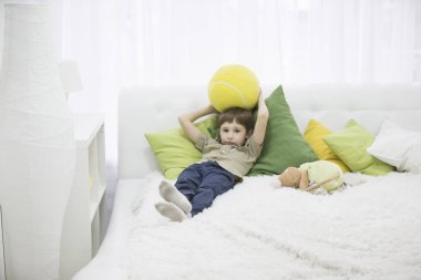 Bebek topla yatakta yatıyor. İlkokul öğrencisi dinleniyor