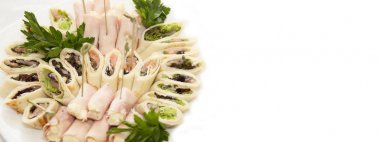 Beyaz arka planda atıştırmalık. Afişüzerinde açık büfe yemek