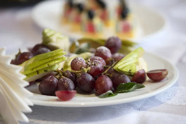 Plato Buffet Uvas Manzanas Rodajas Plato —  Fotos de Stock