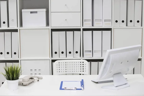 Weißes Büro Mit Computer Interior Weißes Büro Arbeitsplatz — Stockfoto