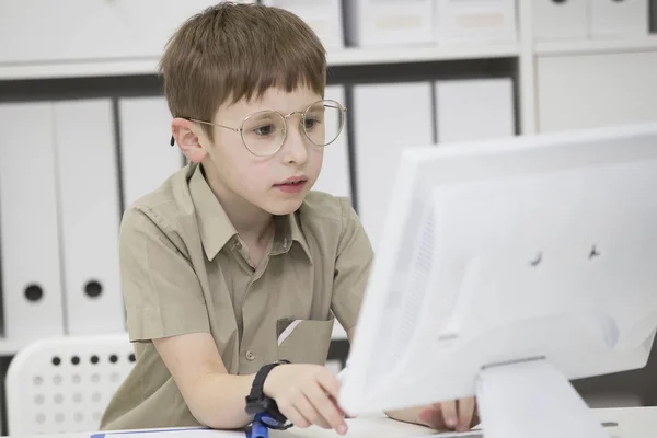 Uma Criança Com Óculos Computador Schoolboy Olha Para Tela Monitor — Fotografia de Stock