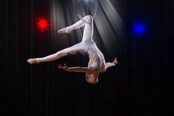 サーカスの女の子の女優を演じる フープ上のサーカス空中体操選手 アクロバット ティーンエイジャーは 空気中のアクロバットトリックを実行します — ストック写真
