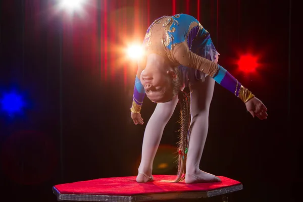 Une Fille Corps Souple Effectue Artiste Cirque Gymnaste Cirque Jeu — Photo