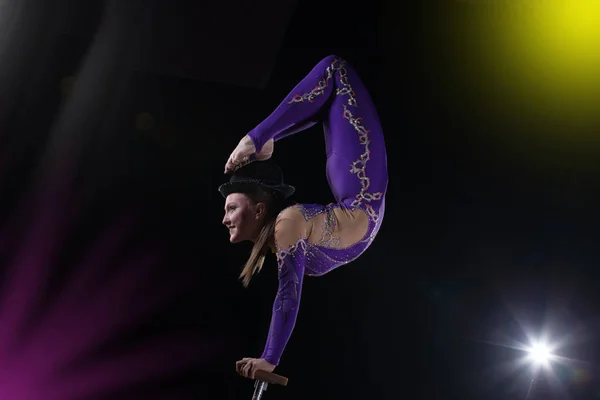 马戏团女演员在一场美丽的烟雾中表演这个号码 手在手上手动平衡 灵活的女孩身体 空中体操运动员在马戏团的表演 — 图库照片
