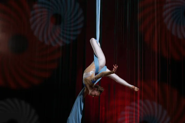 Představení Cirkusových Interpretů Plátna Dívka Provádí Akrobatické Prvky Vzduchu — Stock fotografie