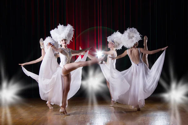 Cabaret Girls Dance Variety Show Dancers White Dresses Perform Modern — Stock Photo, Image