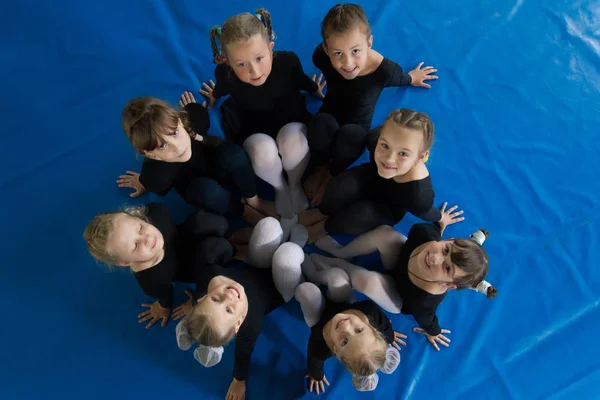 Bielorrússia, cidade de Gomel, 4 de setembro de 2018. Aula de ginástica de demonstração aberta em uma escola infantil.Aulas na escola coreográfica. Aula de educação física . — Fotografia de Stock