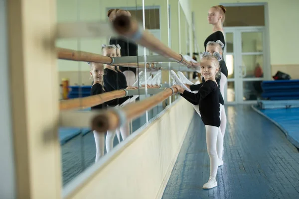 Raparigas na máquina de ballet. Coreografia de lições. Jovem b — Fotografia de Stock