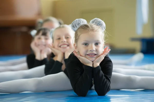Meninas Ginastas Sentam Nas Fendas Crianças Fazem Exercício Físico Jovens — Fotografia de Stock