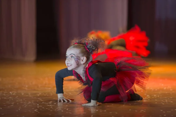 Egy Kislány Végez Táncszámot Kislány Táncol — Stock Fotó