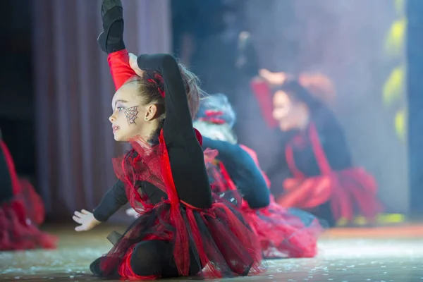 Une petite fille exécute un numéro de danse.Petite fille dansant — Photo