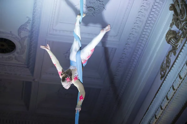 캔버스에 선수들 입니다 시스를 Dangerous Circus Tricks Aerial 체육관 — 스톡 사진