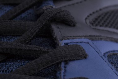 Siyah bir spor ayakkabının parçası yakın. Spor ayakkabı doku