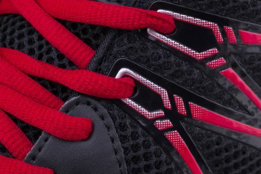 Kırmızı dantelli siyah bir spor ayakkabının bir parçası. Spor ayakkabı doku