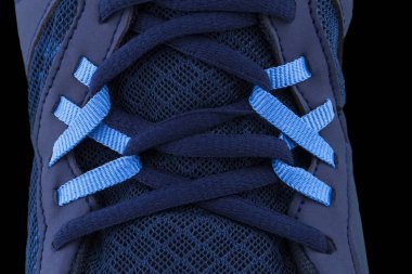 Kırmızı dantelli mavi bir spor ayakkabının bir parçası. Spor ayakkabı doku