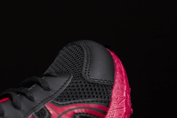 Fragmento Tênis Preto Com Uma Sola Vermelha Perto Textura Sapato — Fotografia de Stock