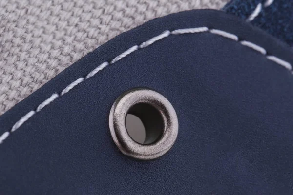 青い布のスニーカーの破片スポーツシューズの素材の質感 — ストック写真