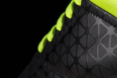 Yeşil dantelli siyah spor ayakkabı parçası yakın. Spor ayakkabı doku