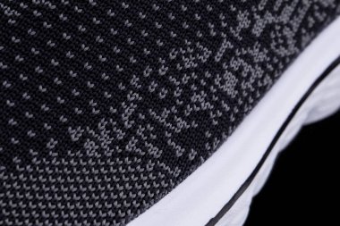 Beyaz taban yakın siyah bir spor ayakkabı parçası. Spor ayakkabı doku