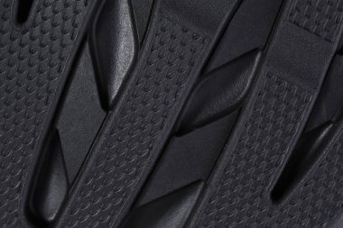 Lastik siyah tek ayakkabı parçası. Spor ayakkabıların alt kısmı