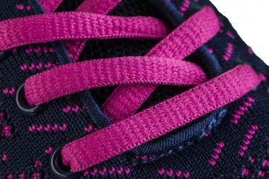 Bağcıklı kırmızı spor ayakkabı parçaları yakın. Spor ayakkabı doku