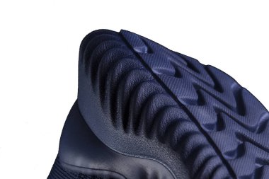 Lastik siyah tek ayakkabı parçası. Spor ayakkabıların alt kısmı