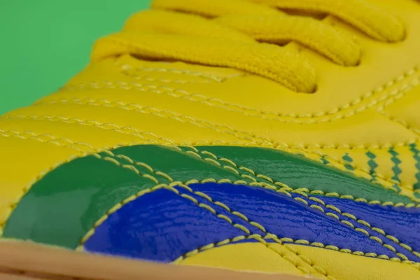 Фрагмент Жовтого Кросівки Синьою Плямою Текстура Матеріалу Спортивного Взуття — стокове фото