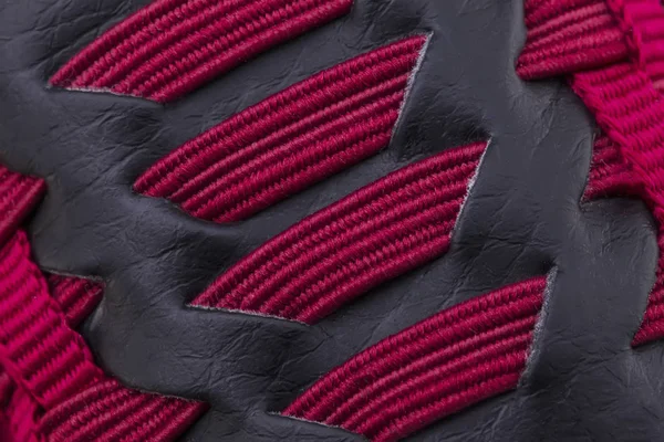 赤い黒のスニーカー生地の断片 スポーツシューズの素材の質感 — ストック写真