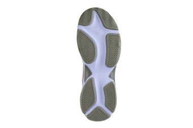 Yeşil ve beyaz kauçuk taban beyaz arka plan üzerinde spor ayakkabı ile.