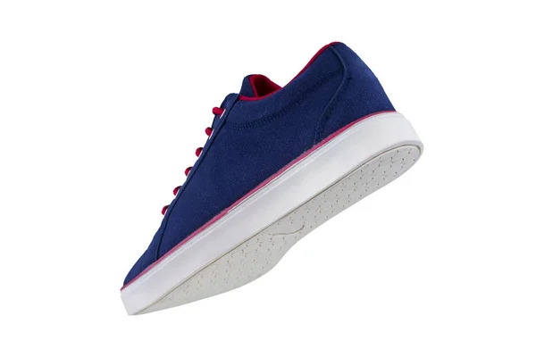 运动鞋 白色背景的运动鞋侧视图 蓝色鞋与白色鞋底和红色蕾丝 — 图库照片