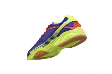 Beyaz arka planda yeşil ve turuncu desenli mor spor ayakkabılar. Spor ayakkabılar