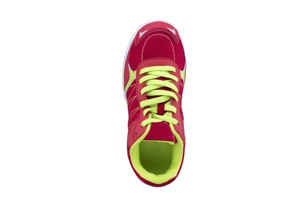 Beyaz Taban Üzerinde Yeşil Bağcıklı Kırmızı Spor Ayakkabı Beyaz Arka — Stok fotoğraf