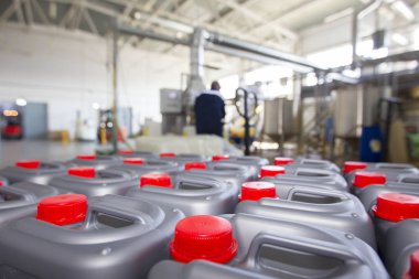 Kimyasal üretimin arka planında kapaklı plastik kaplar.