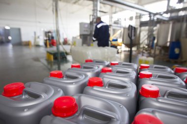 Kimyasal üretimin arka planında kapaklı plastik kaplar.