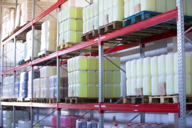 Beyaz Rusya, Mensk şehri, 12 Nisan 2019. Kimyasal üretim. Raflı depo, plastik kumsalar. Konteynerli ambar