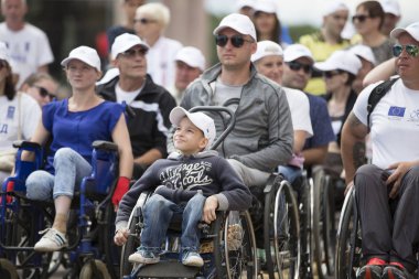 Belarus, Gimel şehri, 3 Temmuz 2019. Gençlik Festivali. Maraton engelli. Şehir caddesinde tekerlekli sandalyeli insanlar