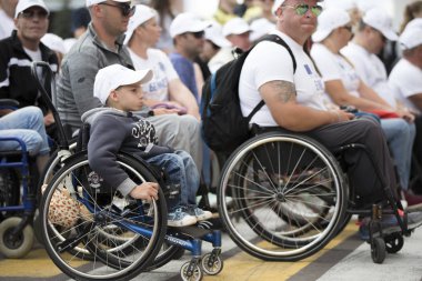 Belarus, Gimel şehri, 3 Temmuz 2019. Gençlik Festivali. Maraton engelli. Şehir caddesinde tekerlekli sandalyeli insanlar