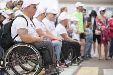 Belarus, Gimel şehri, 3 Temmuz 2019. Gençlik Festivali. Maraton engelli. Şehir caddesinde tekerlekli sandalyeli insanlar