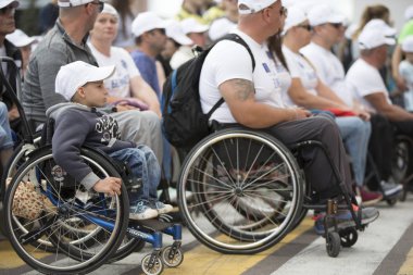 Belarus, Gimel şehri, 3 Temmuz 2019. Gençlik Festivali. Maraton engelli. Şehir caddesinde tekerlekli sandalyeli insanlar