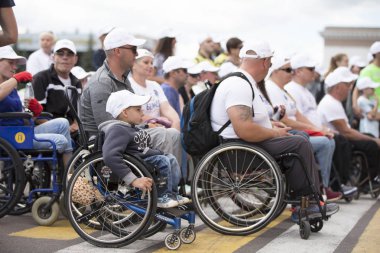 Belarus, Gimel şehri, 3 Temmuz 2019. Gençlik Festivali. Maraton engelli. Şehir caddesinde tekerlekli sandalyeli insanlar