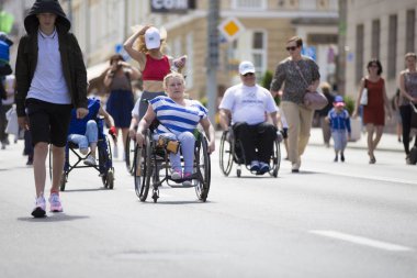 Belarus, Gimel şehri, 3 Temmuz 2019. Gençlik Festivali. Tekerlekli sandalyeli insanlar sokaklarda maraton koşuyor.