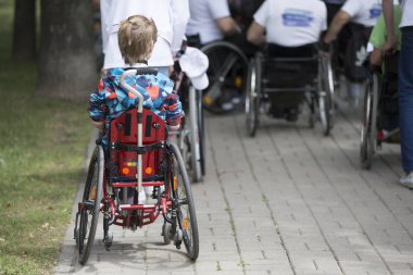 Belarus, Gimel şehri, 3 Temmuz 2019. Gençlik Festivali. Tekerlekli sandalye maratonu iptal edildi. Kız sokaklarda sakat kaldı.