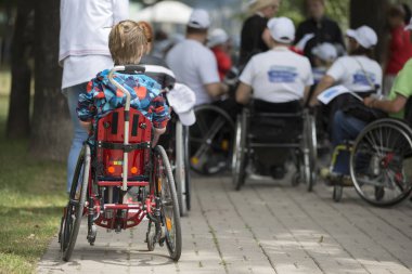 Belarus, Gimel şehri, 3 Temmuz 2019. Gençlik Festivali. Tekerlekli sandalye maratonu iptal edildi. Kız sokaklarda sakat kaldı.