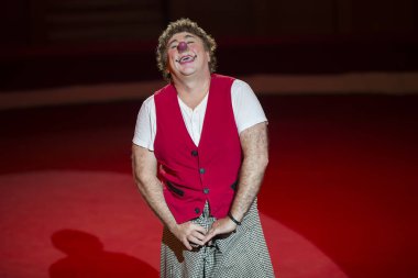 Belarus, Gomil, 16 Şubat 2019. Devlet Sirki. Program Bravo Bravissimo.İtalyan palyaço David Laribier 'in performansı