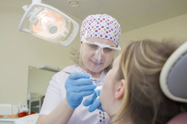 Belarus, Gomel, 31 Mayıs 2017. Merkez Hastanesi. Kabine dişçisi. Dişçi dişleri tedavi eder