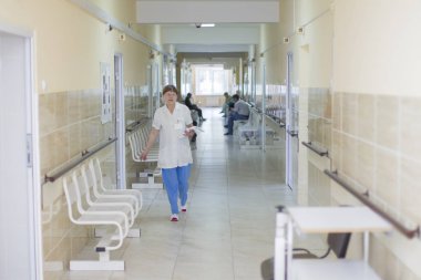 Belarus, Gomel, 31 Mayıs 2017. Merkez Hastanesi. Hastane koridorunda. İlk yardım ekibi.