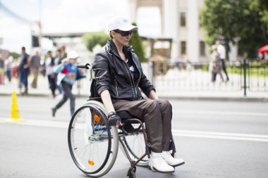 Belarus, Gimel şehri, 3 Temmuz 2019. Gençlik Festivali. Tekerlekli sandalye yarışları. Tekerlekli sandalye maratonu. Kız sokaklarda sakat kaldı.
