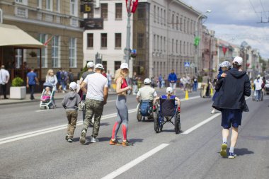 Belarus, Gimel şehri, 3 Temmuz 2019. Gençlik Festivali. Tekerlekli sandalye yarışları. Özürlü ve sağlıklı insanlar birlikte maraton koşuyor.